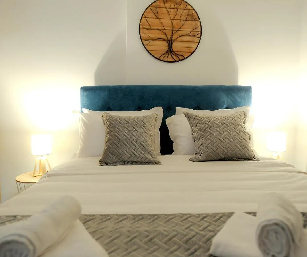 Zen & Geo'S Home Salonic 0*,
